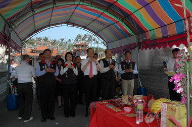 鄭永金、張碧琴為龍舟點睛(圖)