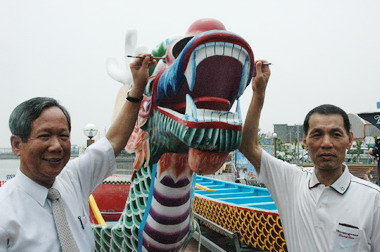 陳全桂與鄭成光共同主持龍舟點睛儀式(圖)
