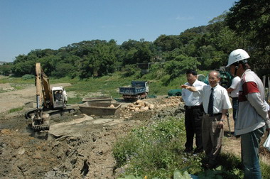 林政則第五度現勘青草湖攔砂壩工程(圖)