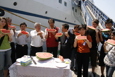 張志明今日送上30顆西瓜給忠僕號(圖)