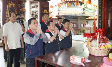 98全中運圓滿成功縣長赴寺廟參拜還願(圖)