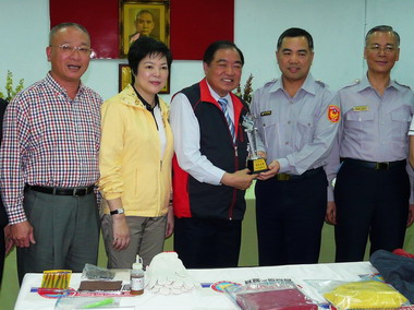 張通榮頒獎表揚二分局破獲持槍強盜案(圖)