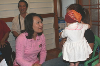 鄺麗貞與寄養孩子愛的午餐(圖)