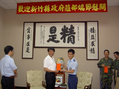 陳興照端節勞軍並致贈加菜金(圖)