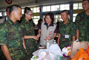 役男家屬懇親會黃敏惠探視子弟兵(圖)