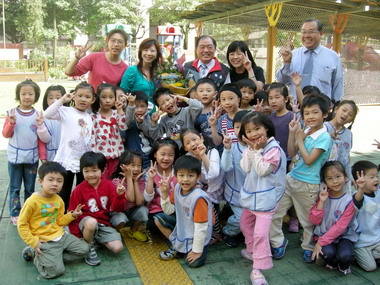 張通榮參觀建德幼稚園生態園區(圖)