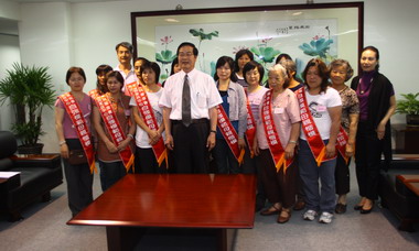 李朝卿今接見家扶中心推薦11位母親(圖)