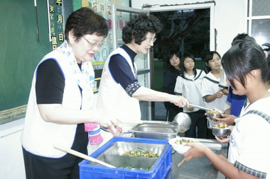 汲宇荷前往玉東、東里、富里等國中訪視(圖)