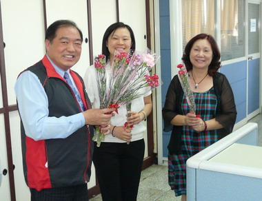 張市長以康乃馨向同仁及洽公民眾賀節(圖)