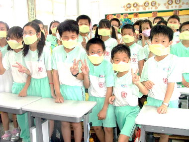 防病毒入侵校園家長會買口罩送學生(圖)