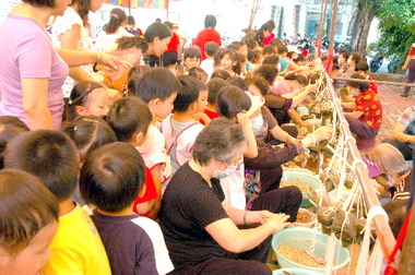 彰化市包萬顆愛心粽送弱勢族群(圖)