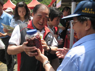 張通榮為2009樹梅節揭開序幕(圖)