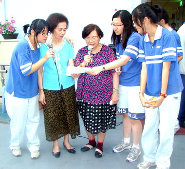 明道學生走出校園關懷社會(圖)