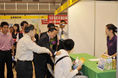 校園徵才博覽會應屆畢業生求職熱絡(圖)