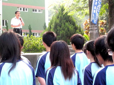 李朝卿訪視水里國中節能減碳情形(圖)