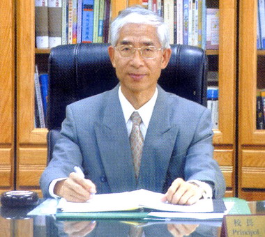 大里高中校長黃義虎 即將退休(圖)