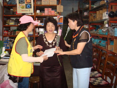 母親節警察志工宣導H1N1新型流感防疫(圖)