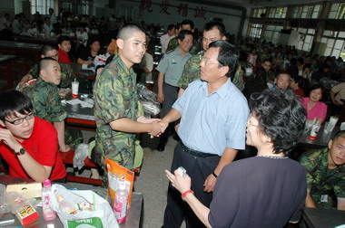 陳明文至營區關心子弟兵軍旅生活(圖)