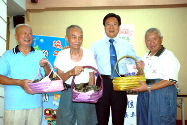 端午前夕卓伯源慰問榮民(圖)