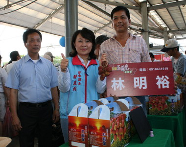 玉荷苞便宜又大顆 鄺麗貞呼籲鄉親多選購(圖)