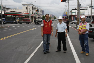 張志明驗收永吉橋至中央路段路面重舖工作(圖)