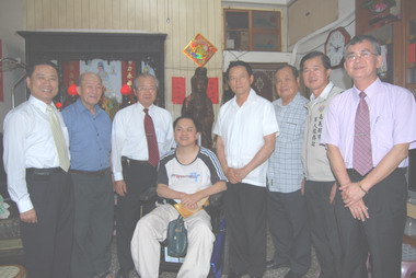 發放端節傷殘退伍軍人慰問金(圖)