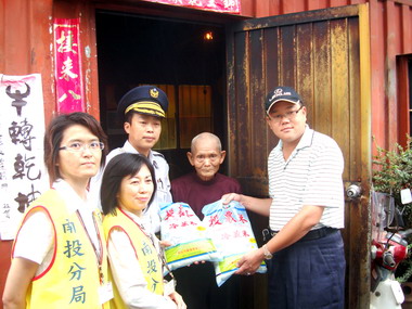 端午節前夕南投警分局慰問獨居老人(圖)