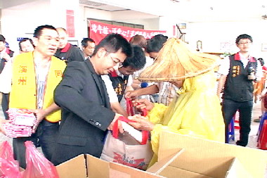 立委鄭汝芬 議員謝典霖 關心溪州低收入戶(圖)