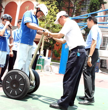 SEGWAY科技風火輪  校園趴趴走(圖)