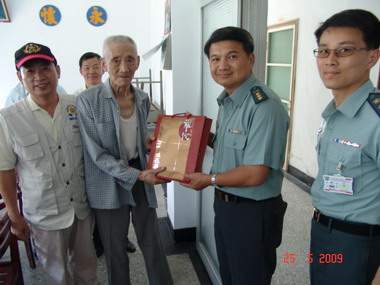 台南縣後備指揮部至隆田退舍實施端節慰問(圖)