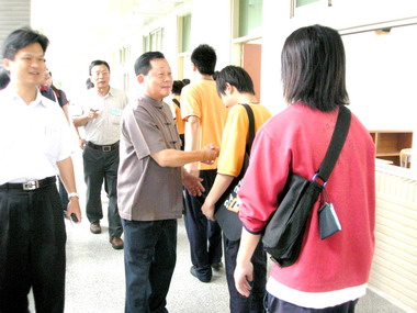 劉政鴻為國中基測考生加油(圖)