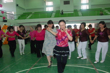 嘉義縣各鄉鎮長青土風舞聯誼賽(圖)