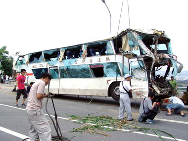 客運失控追撞小貨車司機重傷(圖)
