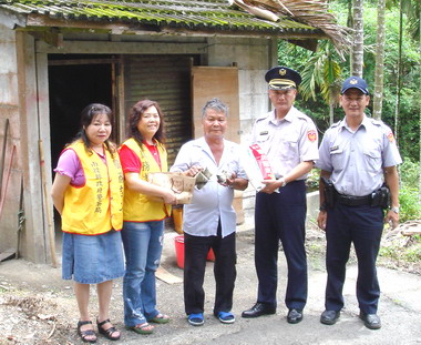 集集警分局端午節關懷貧困低收入戶(圖)