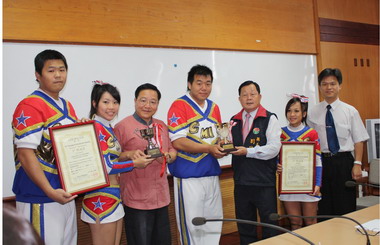 劉政鴻表揚親民啦啦隊國際公開賽得第一(圖)