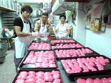 百年餅舖人客絡繹不絕(圖)