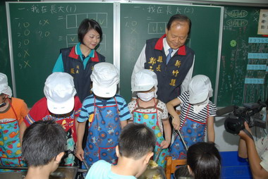 鄭永金至光明國小關心學生營養午餐(圖)