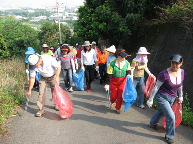 台中縣公害防治協會淨山活動(圖)