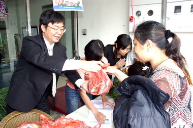 吳棋祥送粽子給弱勢族群(圖)