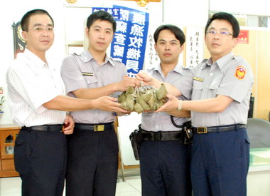 員警考警大分局長蔡進閱送「包中」(圖)