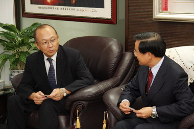 台灣凸板國際彩光董事長拜會許添財(圖)