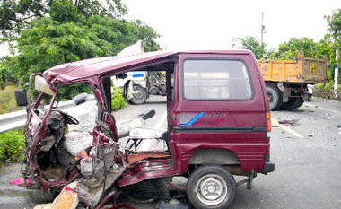 溪下路2車對撞  4人輕重傷(圖)