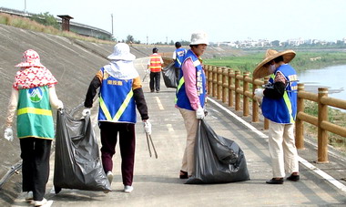 環保局動員千人進行淨灘活動(圖)