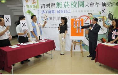 劉政鴻提問拒菸常識強化菸害防制意識(圖)