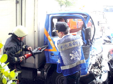 彰市彰南路2段發生小貨車擦撞事故(圖)