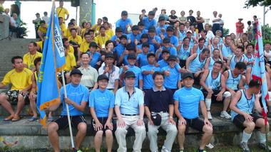 消防猛男水中稱蛟龍(圖)