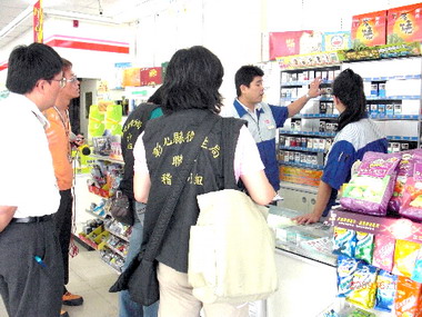 彰縣消保官稽查違法漲價菸品價格超商(圖)