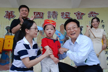 經典會考卓伯源為學童戴上狀元帽(圖)