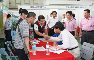 銅鑼舉辦企業徵才 吸引800人找頭路(圖)