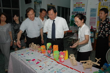 陳明文關懷觸口社區「夜光天使點燈計畫」(圖)